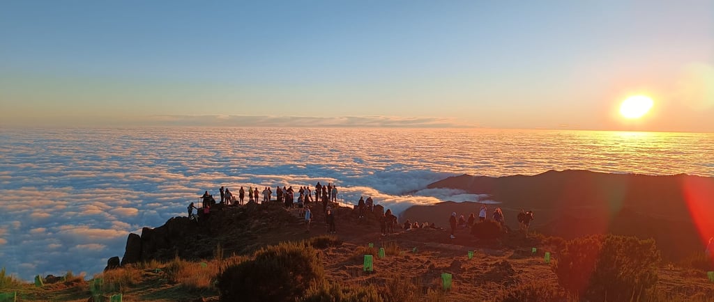 Persone che guardano l'alba da Pico do Areiro a Madeira