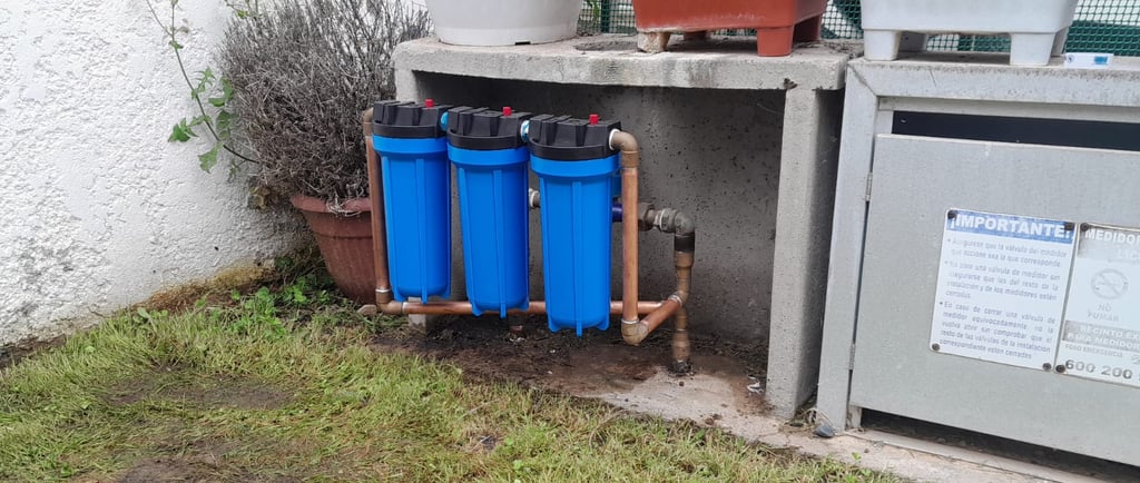 Sistema de filtración de agua en vivienda rural con filtros de sedimentos y carbón activo instalados