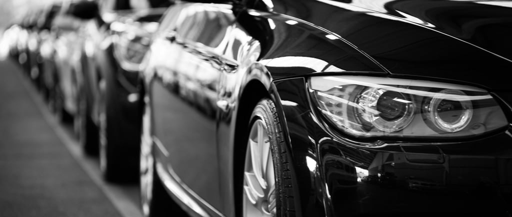 varios autos estacionados a la orilla de la calle
