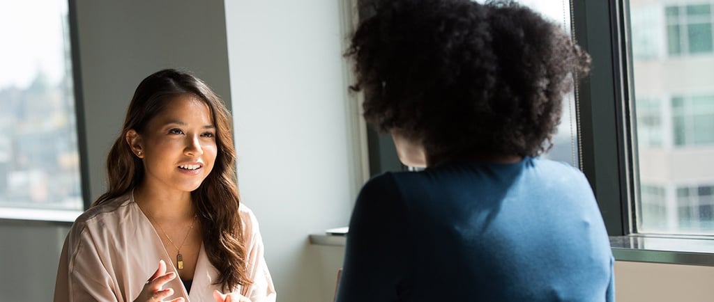 Une femme en entretien d'embauche