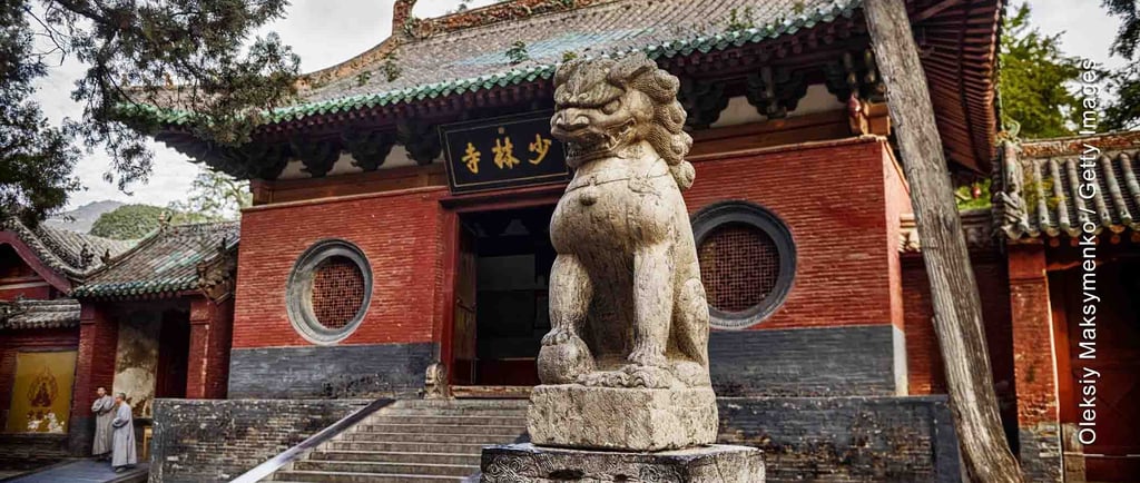 entrada principal del templo shaolin y león de piedra