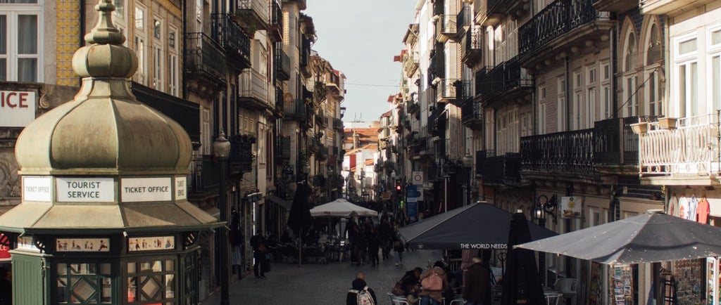Calle peatonal del centro histórico de Oporto