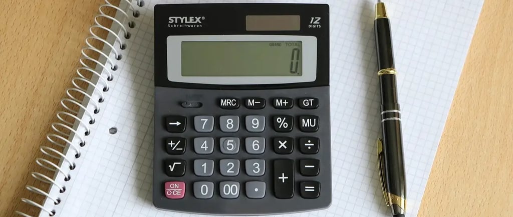 Taschenrechner auf kariertem Block – Symbol für die Immobilienbewertung und Verkaufskosten in Fürth.