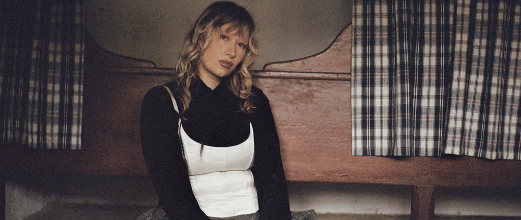 sophie-lou Shares Heartfelt New Single “How to not expect too much”