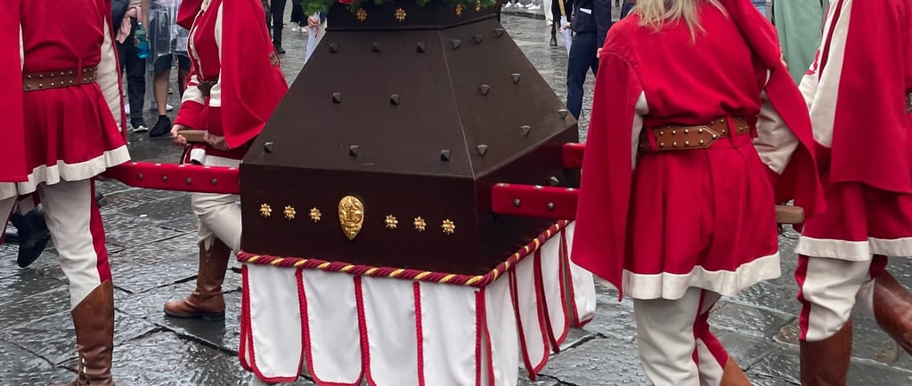 people in historic costume delivering the ceri (candle) to the Baptistry, Florence