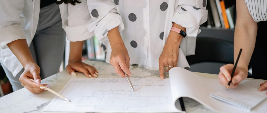 personas analizando la responsabilidad del estado en sus obras