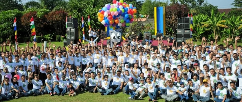 Foto peserta family gathering sedang berinteraksi dan bermain bersama, menunjukkan kehangatan hubungan dan kebersamaan tim.