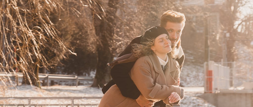 fotografija mladog zaljubljenog para za vrijeme zlatnog sata