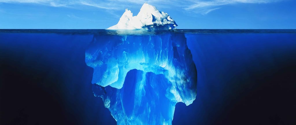 gran iceberg bajo el océano