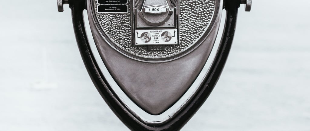 A stand alone view finder overlooking an ocean