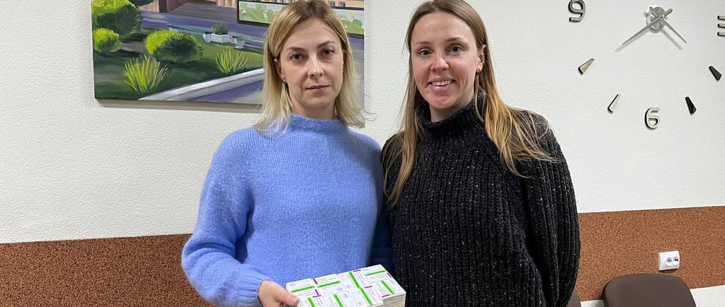 дві жінки стоять поруч одна з одною в кімнаті