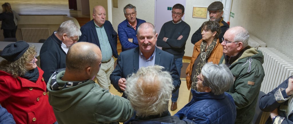 Échange entre le président de la communauté de communes et les habitants de Prétouville dans une sal