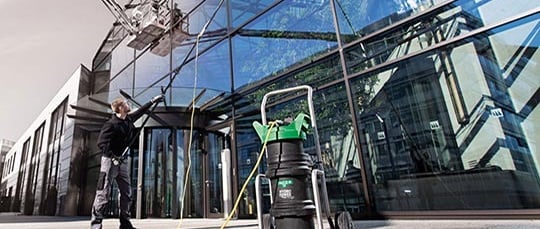 un home en train de nettoyer une vitrine à l'eau pure Unger sur rouen nettoyage m&m Services pro