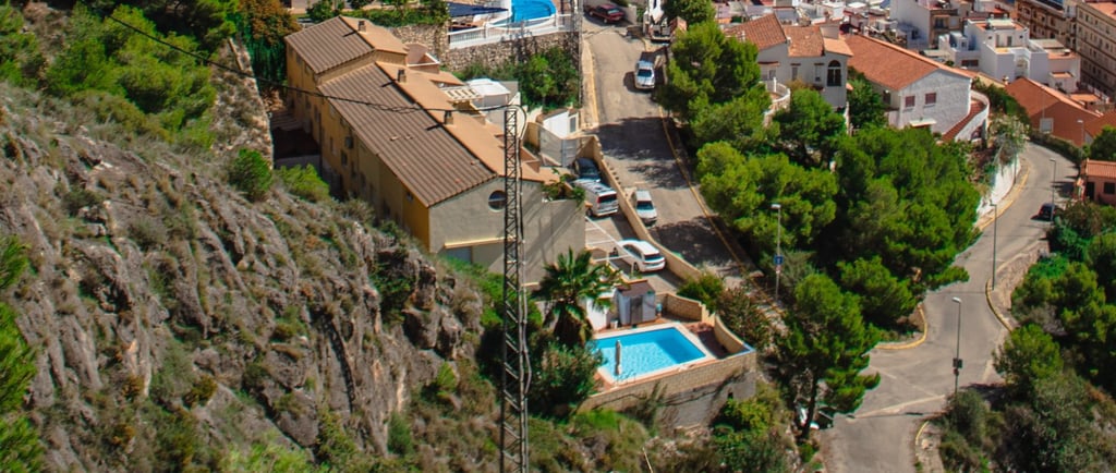 Imagen de Cullera desde el castillo donde se ve el mar y la montaña de Cullera