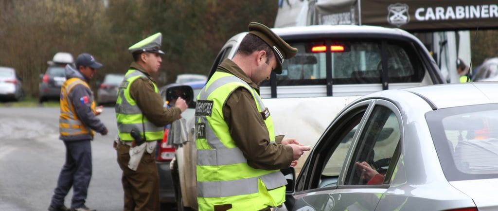 Carabineros fiscalizando grabado de patentes