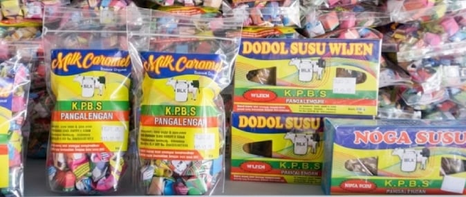 Permen susu dan produk olahan susu khas Pangalengan, tersusun rapi dalam kemasan berwarna-warni di dalam wadah transparan