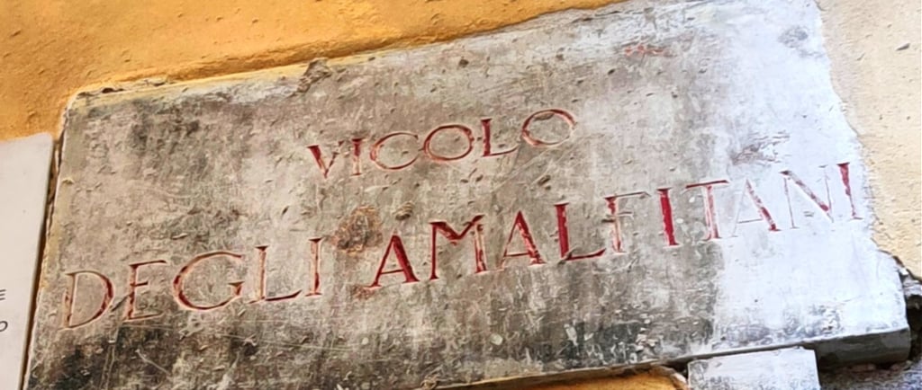 il cartello "vicolo degli amalfitani"