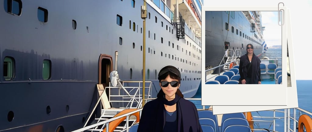 Autora em tender próximo a navio em Santorini, com o Mar Egeu ao fundo, mostrado em versão cartoon com display da foto