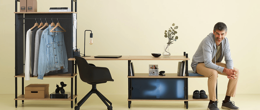 homme heureux de son aménagement de mobilier de bureau hybride pour le flex office et télétravail