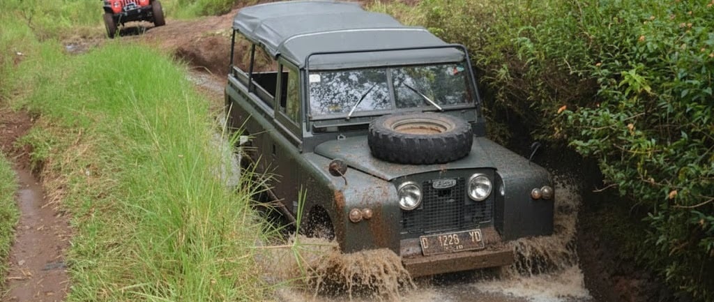 Land Rover Series IIa off road di jalur berlumpur Cikole Bandung, percikan air dan lumpur di hutan pinus
