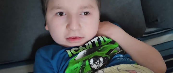 хлопчик у футболці з автомобілем