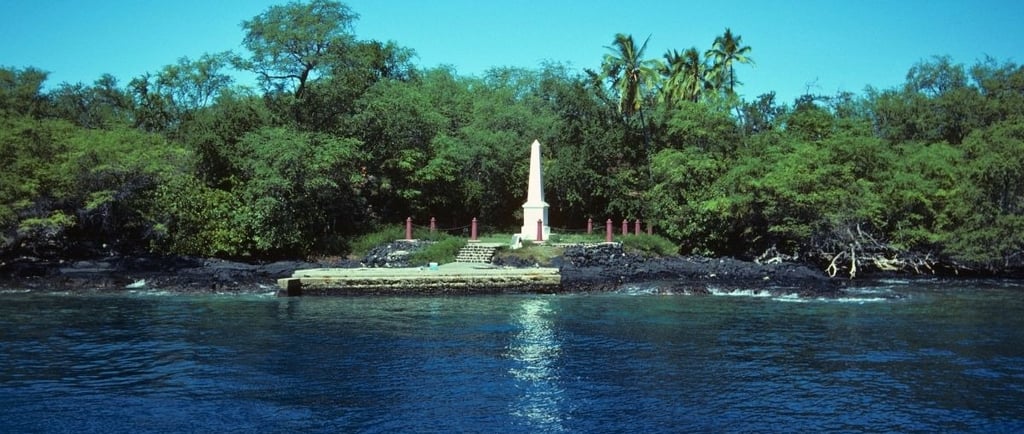 Navegando pelo mar com vista do Captain Cook Monument próximo à costa de Hilo