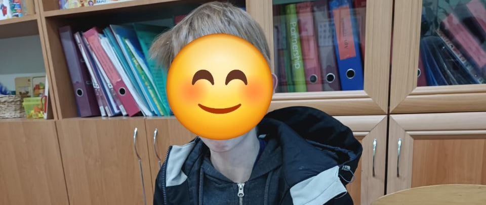 хлопчик із смайликом на обличчі