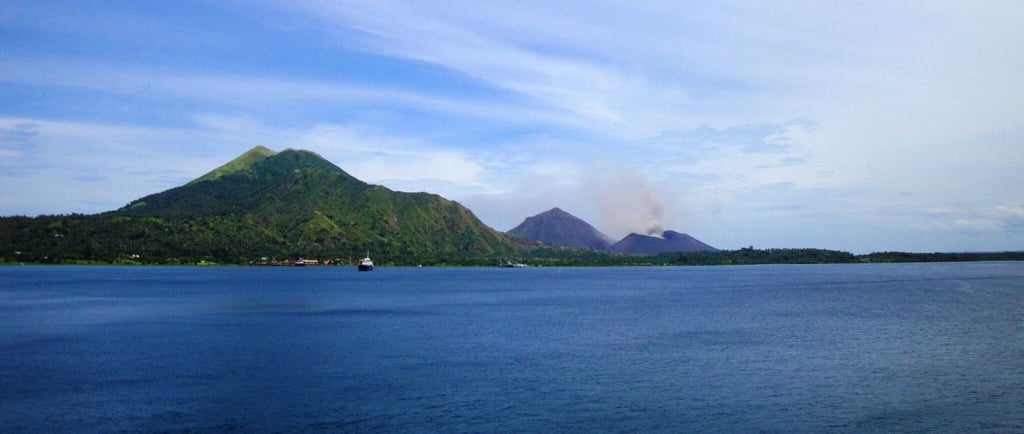 Vista do navio para os vulcões na ilha de Rabaul, Papua-Nova Guiné.