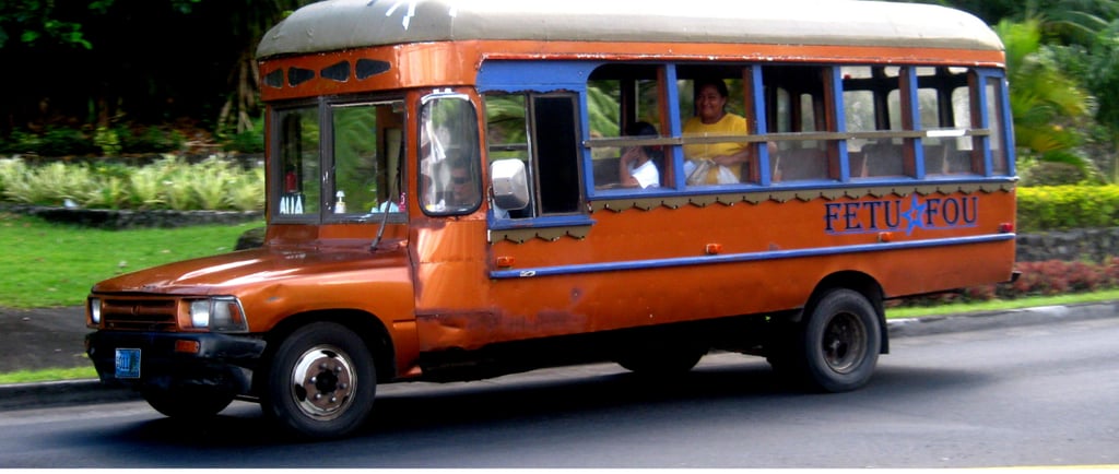 Ônibus turístico de Pago Pago percorrendo a ilha, oferecendo passeio tradicional