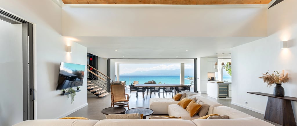 Séjour de la Villa Guacana ouvert sur la terrasse, la piscine privée et la mer des Caraïbes