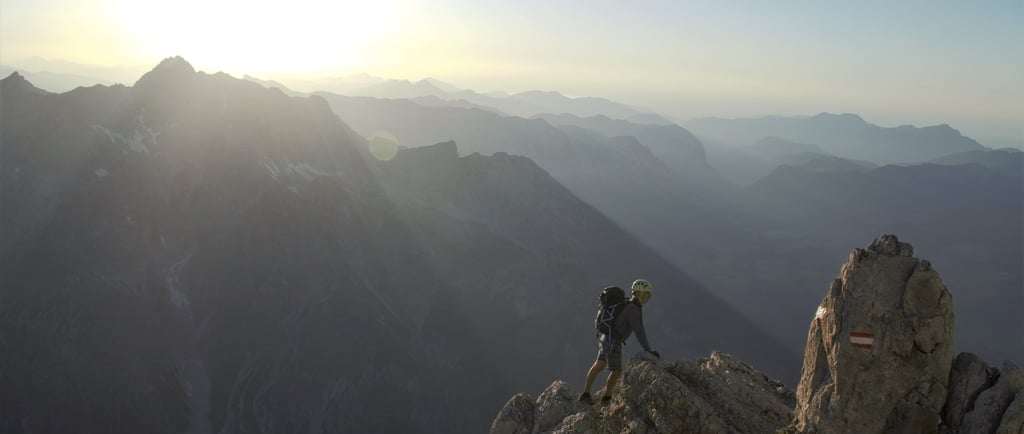unterwegs am watzmanngrat abends kletterer ausgesetzt gegenlicht panorama
