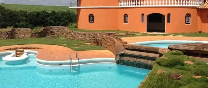 frente da comunidade com o prédio e a piscina