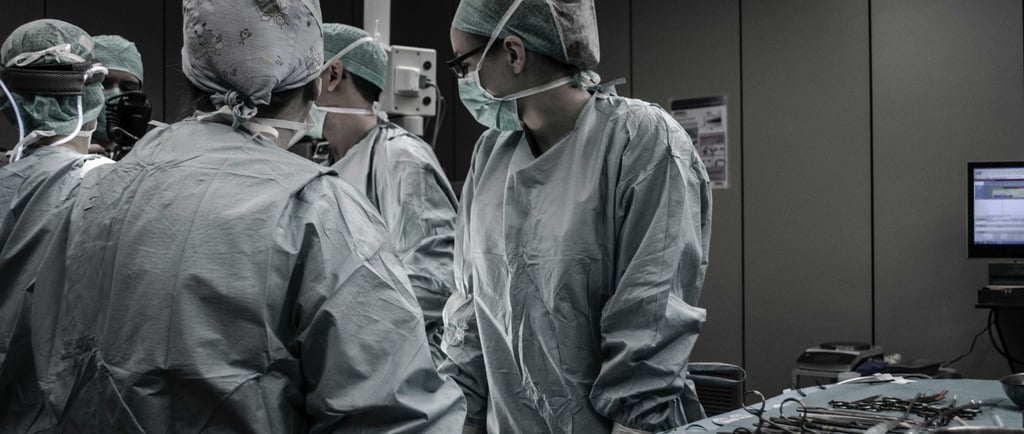 Médicins en chirurgie / Unplash