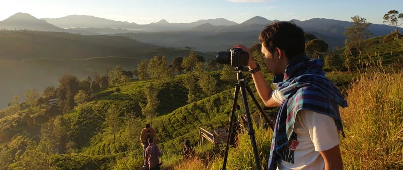 beberapa orang sedang menikmati momen sunrise di pangalengan