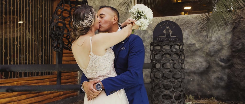 Fotógrafo de bodas en Quito, Ecuador, recién casados dándose un beso de amor