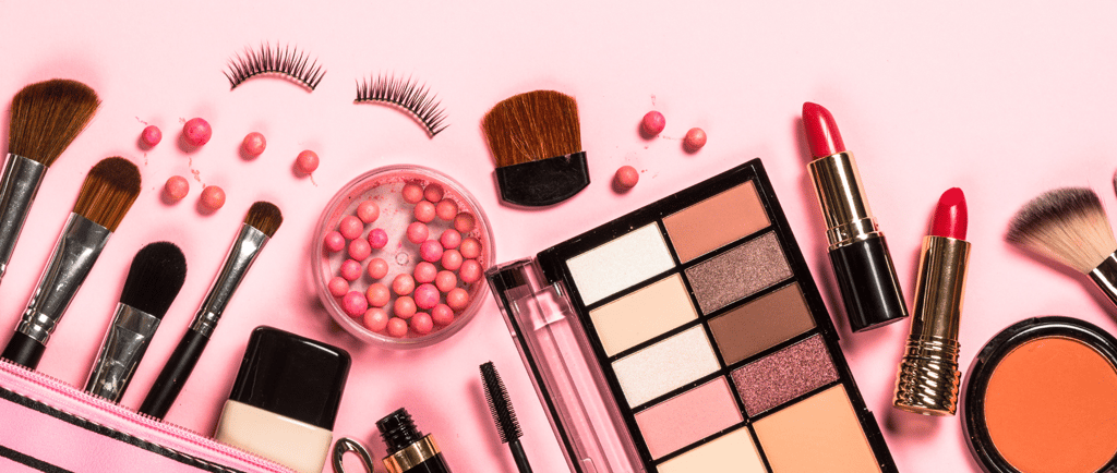 produtos de maquiagem sobre fundo rosa