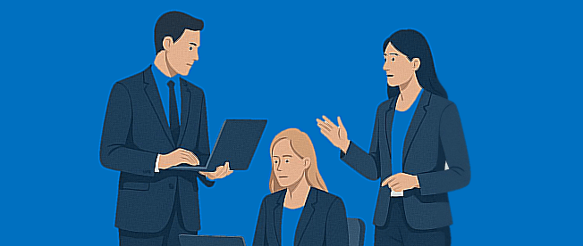Un equipo de trabajo analizando información y tomando decisiones