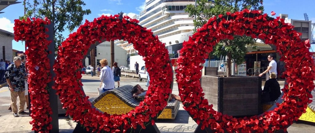 Navio de cruzeiro atracado no porto de Auckland durante as comemorações de 100 anos do Anzac Day