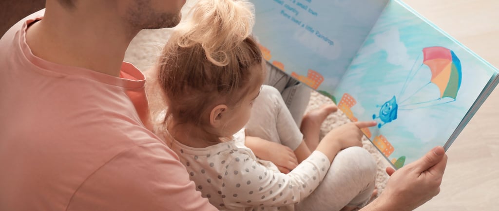 Jeune enfant lisant un livre personnalisé pour enrichir son vocabulaire