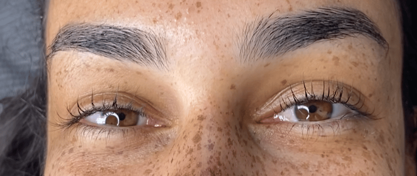 lashlift montréal, yeux noisette, cheveux brun d'une femme