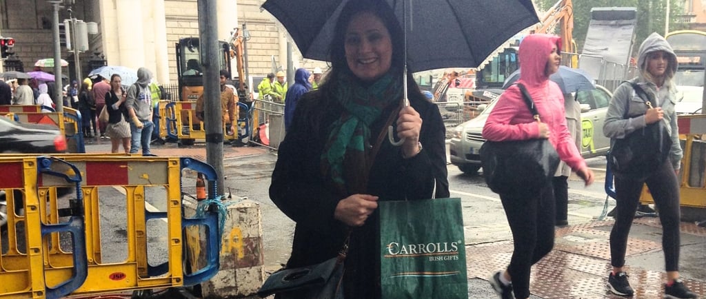 Foto da autora no centro de Dublin.