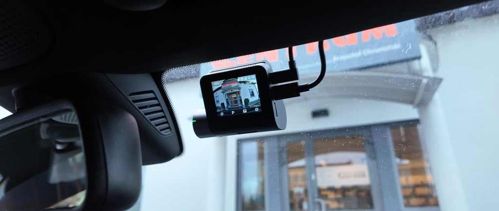 Dyskretny montaż przedniej kamery 70Mai