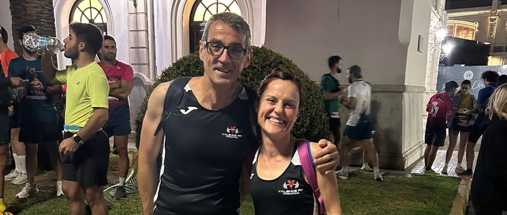 Corredores posando en el puerto de Valencia