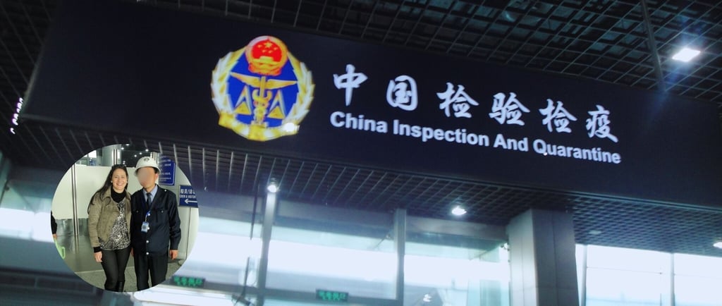 Autora na fila da imigração em Xangai, China, com sinalização bilíngue ao fundo.