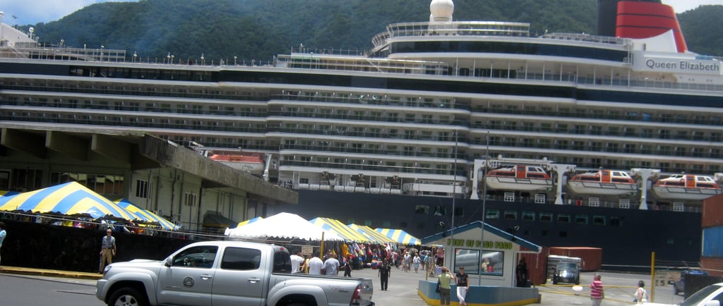 Navio de cruzeiro Queen Elizabeth ancorado no porto de Pago Pago.