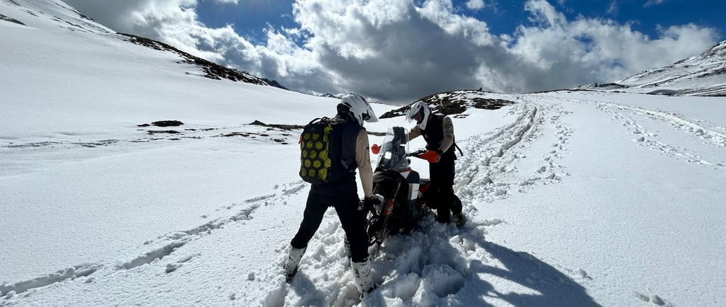 pilotes sur moto dans neige paysage pyrenees montagne
