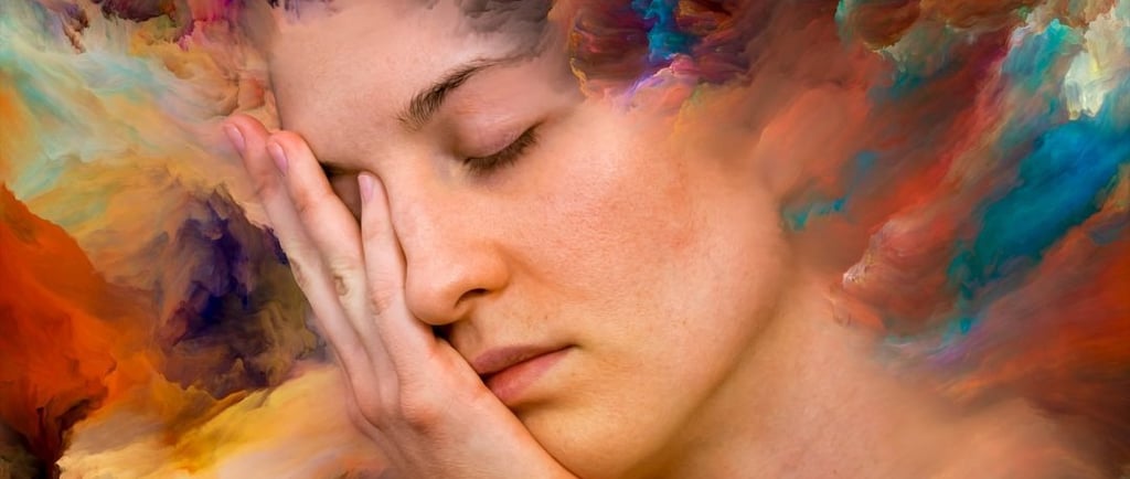 Muher segurando o próprio rosto sobre um fundo abstrato.