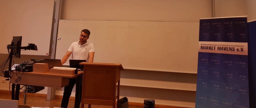 Unser dritter Vorstand Elias Wagner beim Vortrag „Aktien, Renten und Fonds“