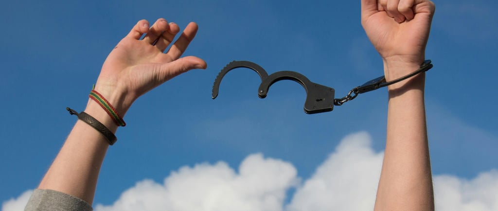 Manos de una persona que esta siendo liberada de la carcel