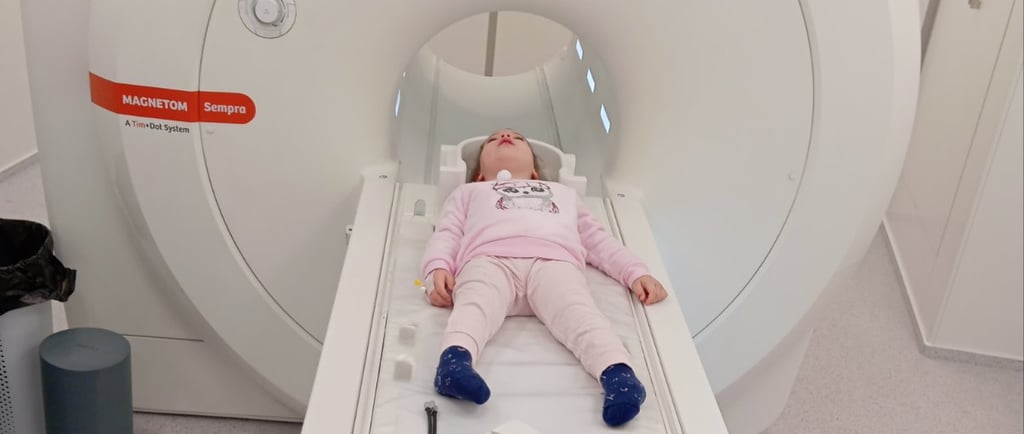 дитина на у МРТ, у лікарні